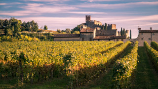 Мечтали ли сте някога да притежавате свой замък в красив