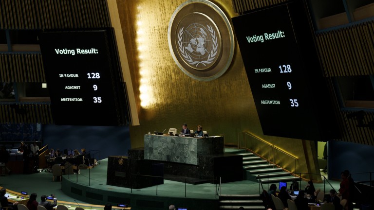 Общото събрание на ООН решително подкрепи резолюция, която ефективно призовава