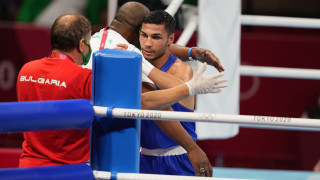 Българският боксьор Даниел Асенов записа убедителна победа над Козмин Гирлеану с