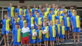 Българските спортни журналисти подариха специални футболни екипи на украински деца