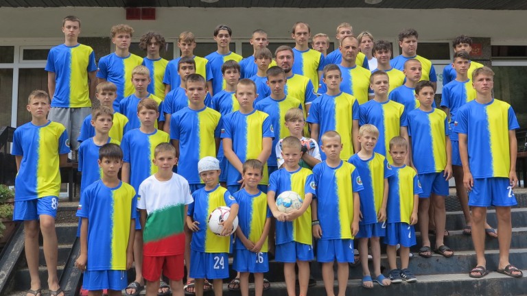 Българските спортни журналисти подариха специални футболни екипи на украински деца