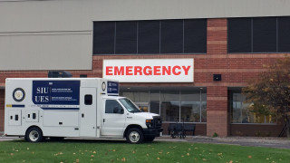 Пенсионер стреля в болница в Канада