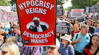 В цяла Великобритания се провеждат протести срещу решението на британския