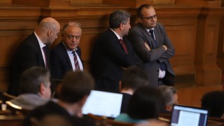 Служебното правителство обича да разказва кризисни сценарии Именно такъв кризисен