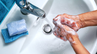 Както всички лекари и специалисти съветват миенето на ръцете с