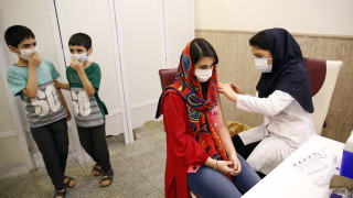 Иран започна ваксинацията срещу COVID 19 на деца на възраст между