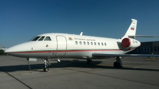 Правителственият ВИП самолет Dassault Falcon 2000 на който се возят
