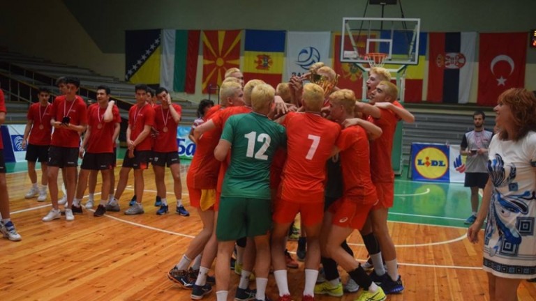 Волейболистите до 19 години с чиста победа срещу Румъния