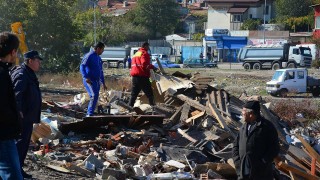 Полицаи и жандармеристи присъстват на събаряне на незаконни постройки в