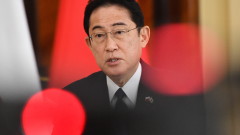Рокади в японското правителство на фона на скандалите с финансирането 