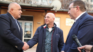 Борисов иска Мангъров да се ваксинира пред камери