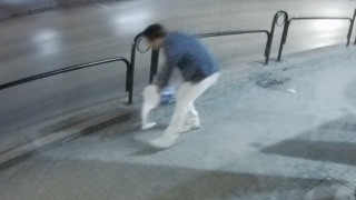 Хванаха мъж който е разливал бяла боя по тротоарите на