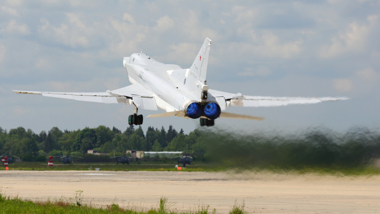 Шест далекобойни бомбардировача Ту-22М3 на Военновъздушните-космически сили на Русия са