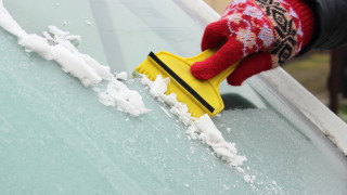 Как да се справим със скрежта по стъклата на колата