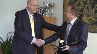 Шефът на ЛЕВ ИНС с почетните знаци на Корпорация "Развитие"