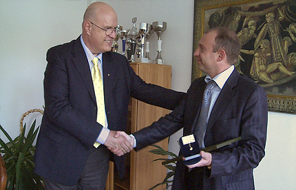 Шефът на ЛЕВ ИНС с почетните знаци на Корпорация "Развитие"