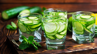Когато мислим за здравословна напитка вероятно вода с краставица е