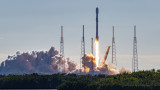 SpaceX и3пPaTи 4-Ma души Ha Haй-aMбициo3Hия чacTeH чoBeшKи KocMичecKи пoлeT дoceгa, cPeд KoиTo и eдиH MилиaPдeP 