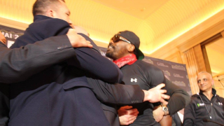 Чисора скочи на Пулев, опита да го повали на земята! (ВИДЕО+СНИМКИ)