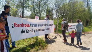 Протест Сега Граждани направиха жива верига край плажа Корал