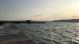 Издирват две деца в морето край Варна