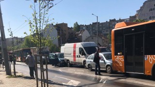 Верижна катастрофа затрудни движението на бул. "Иван Гешов" в София
