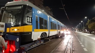 Пристигна първият от новите трамваи в София