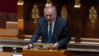 Френският премиер Франсоа Байру заяви че ще поиска вот на