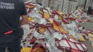 Митнически служители откриха 22 хиляди кутии цигари укрити в кутии