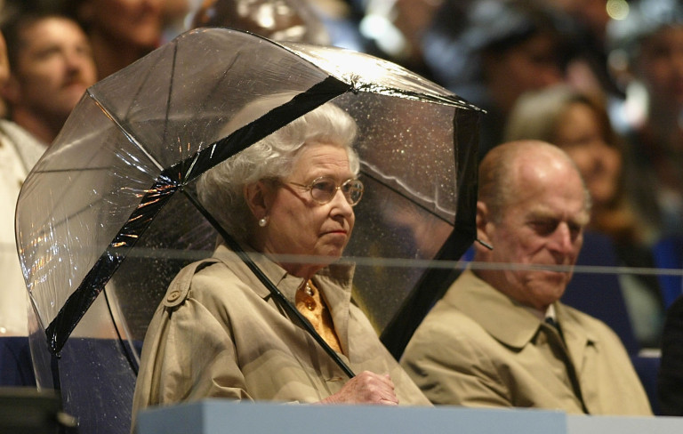 Кралицата с принц Филип на Игрите в Манчестър през 2002 г.