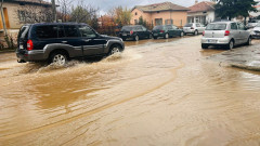 Бедствено положение в Петрич и Сандански, порой заля пътища и мостове в Благоевградско