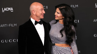 Безос и Санчес не крият чувствата си на червения килим