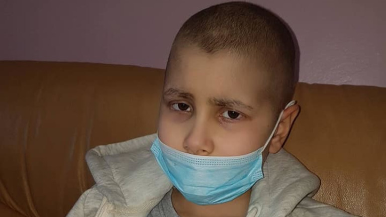 Фенове на ЦСКА организират благотворителен търг за 10-годишно момче с рак