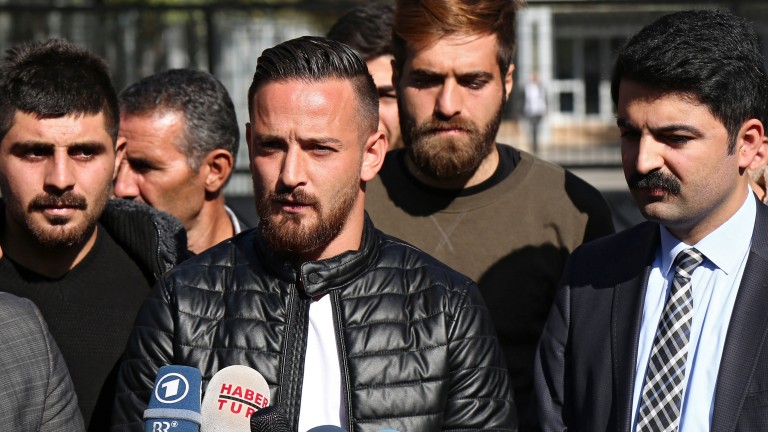 Германско-кюрдски футболист, добре известен критик на турското правителство, е оцелял