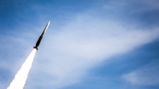 Иран ще продължи с тестовете на ракети, за да се защити