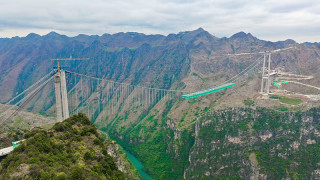 Най високият мост в света Huajiang Grand Canyon в китайската