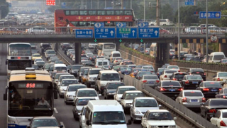 Дни наред китайски шофьори чакат в задръстване 