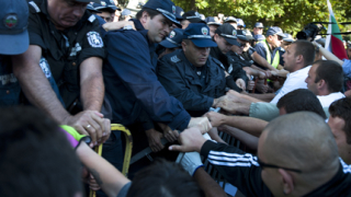 Яки момчета атакуваха металните заграждения край НС