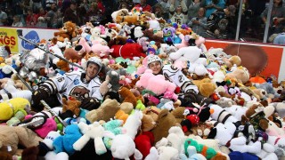 Защо фенове заляха хокейно игрище с плюшени играчки