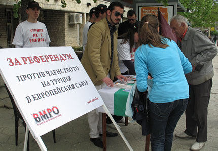 "ГРАО" ще проверява 322-та хил. подписа на ВМРО за референдум