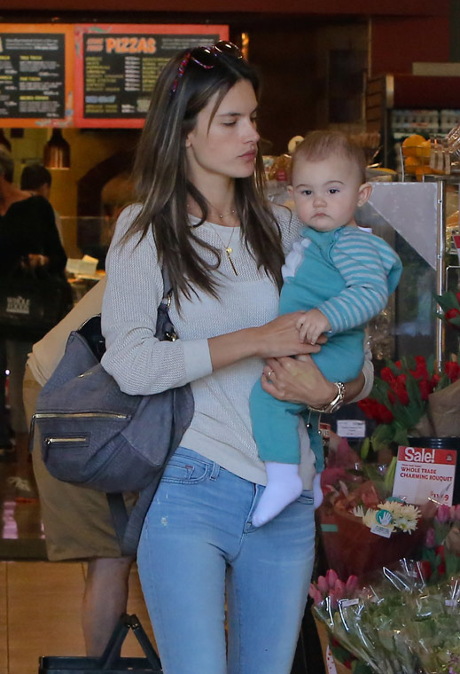 Алесандра Амброзио тръгна с бебе на шопинг
