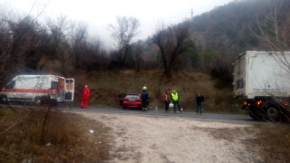 Двама души пострадаха при катастрофа на Подбалканския път съобщи Нова Блъснали са