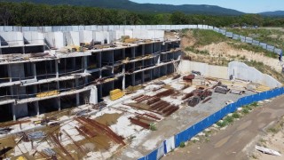 Подпорната стена приличаща на хотел в местността Алепу на Шофьорския