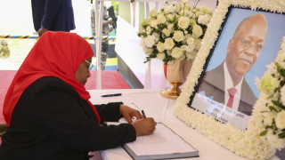 Досегашният вицепрезидент на Танзания Самия Сулуху Хасан в петък положи