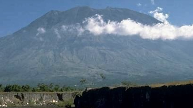 Вулканът Агунг на о. Бали е пред изригване 