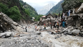 Стотици загинали заради бедствия в Южна Азия