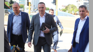 Евродепутатът Ангел Джамбазки обяви че 4000 подписи са внесли воеводите