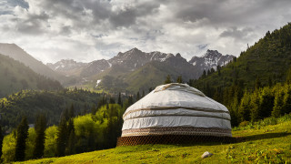 Юртата е преносимо жилище широко разпространено сред монголски сибирски и