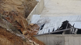 Скали се срутиха върху депото за отпадъци край Благоевград Срутване