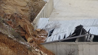 Скали се срутиха върху депото за отпадъци край Благоевград